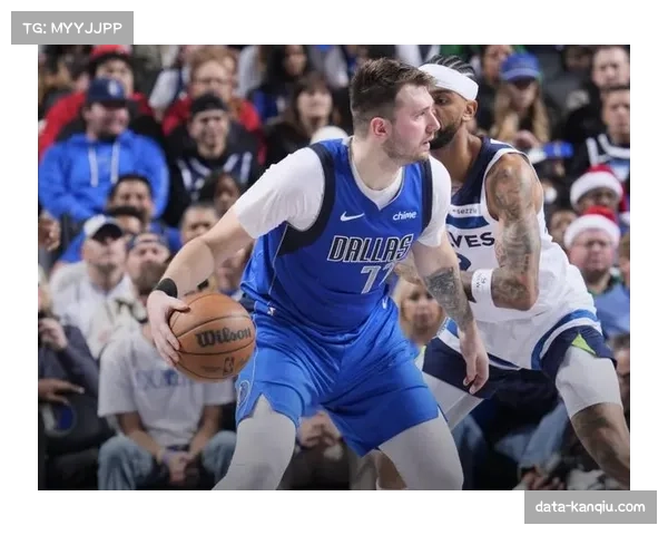 东契奇因脚踝酸痛将缺席背靠背比赛,独行侠球权分配面临调整。 东契奇因脚踝酸痛将缺席背靠背比赛,独行侠球权分配面临调整。